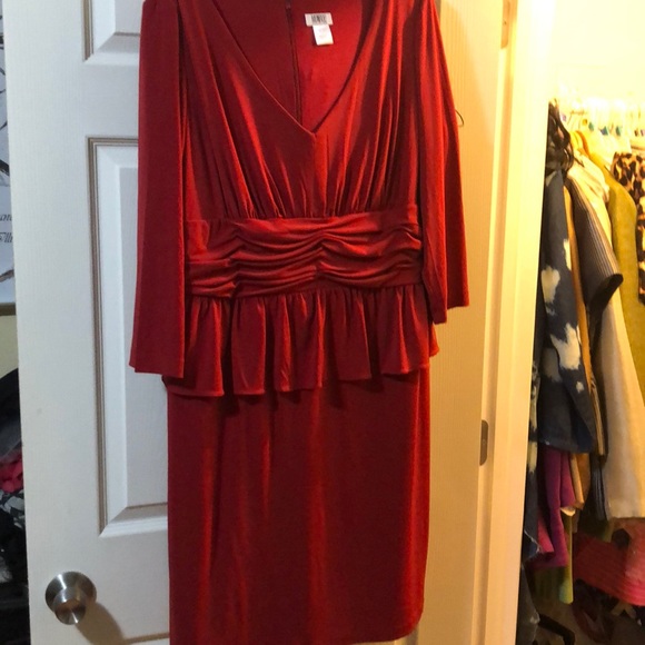 Red sophisticated dress - Picture 1 of 3
